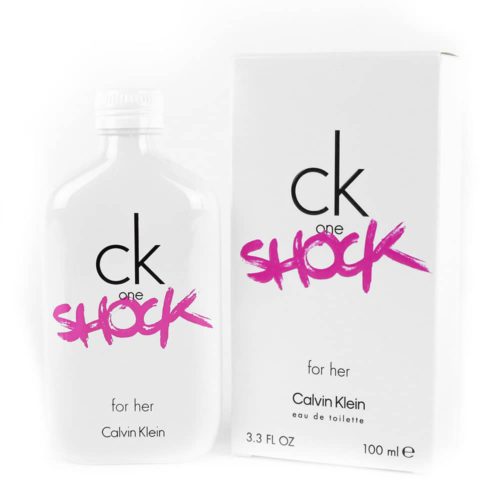 Botella y caja de CK One Shock for Her Eau de Toilette 100 ml de Calvin Klein. El frasco es blanco con texto en negro y el logotipo "shock" en rosa estilo graffiti, mientras que la caja hace juego con el diseño del frasco con una marca y detalles similares.