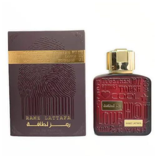 Ramz Gold eau de parfum de Lattafa, con un frasco rojo intenso con palabras en relieve como 'Love', 'Hot', 'Cool' y 'Touch'. El frasco tiene un tapón dorado y una etiqueta dorada. Se presenta junto a su correspondiente caja marrón oscuro con un gran diseño de huellas dactilares y detalles dorados, incluida la marca Lattafa. El envase indica que contiene 100 ml.