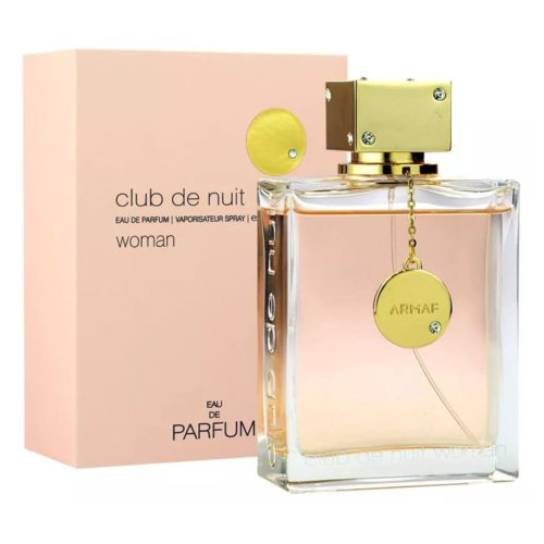 Club De Nuit Eau de Parfum 200 ml para Mujer por ARMAF. La imagen muestra el frasco del perfume y su caja. El frasco tiene forma rectangular con diseño transparente, líquido rosa claro en el interior y tapón cuadrado dorado con cadena y colgante dorados. La caja es de color rosa suave con el texto "club de nuit" y "ARMAF" en letras negras.