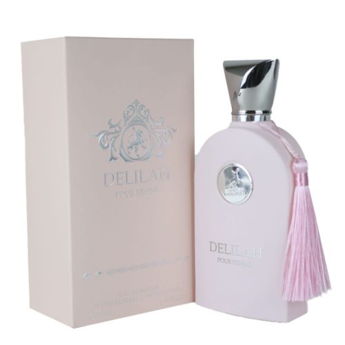 Delilah Eau de Parfum de Maison Alhambra para Mujer 100 ml, con un elegante frasco rosa pálido con tapón y borla plateados, colocado junto a una caja rosa suave a juego con detalles plateados en relieve.