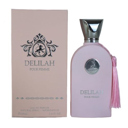 Frasco de perfume Delilah Pour Femme en color rosa suave con tapa plateada y borla rosa, junto a su empaque rosa pastel a juego con detalles de logo plateados.