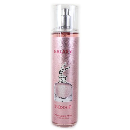Una sola botella de Galaxy Concept Gossip Perfumed Mist 250ml, colocada en posición vertical. El empaque rosa tiene un diseño elegante con una ilustración decorativa de un frasco de perfume.