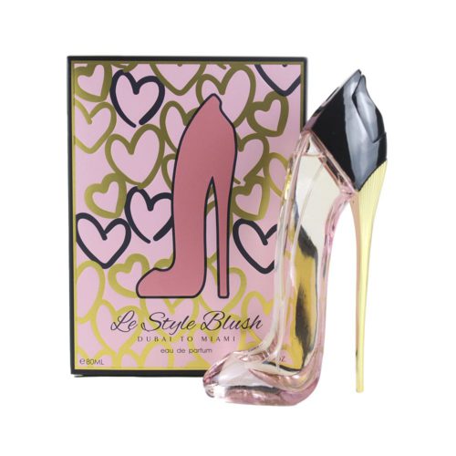 Set que incluye un estuche de perfume "Le Style Blush" con un diseño de corazones y un frasco de perfume rosa transparente a juego con forma de tacón alto.