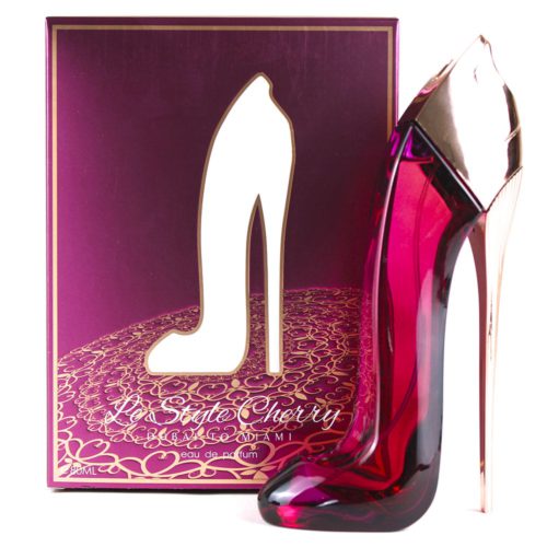 Set que incluye un estuche de perfume "Le Style Cherry" con un diseño de filigrana burdeos y dorado y un frasco de perfume rojo a juego con forma de tacón alto.