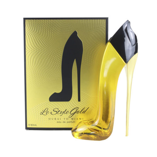 Conjunto que presenta el envase del perfume "Le Style Gold" junto a un frasco de perfume dorado transparente con forma de tacón alto, sobre un fondo amarillo texturado.