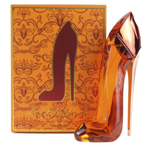 Imagen del set de perfume "Le Style Peach" que incluye una caja con diseño floral granate y naranja y un frasco de perfume naranja a juego con forma de tacón alto.