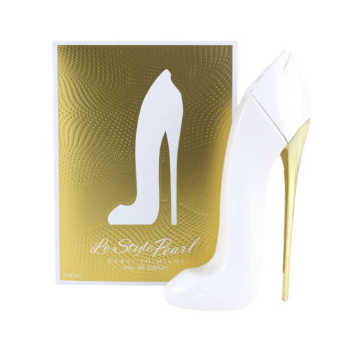 Imagen del estuche de perfume "Le Style Pearl", que incluye una caja de textura dorada y un frasco de perfume blanco con forma de tacón alto, ambos resaltados sobre un fondo a juego.