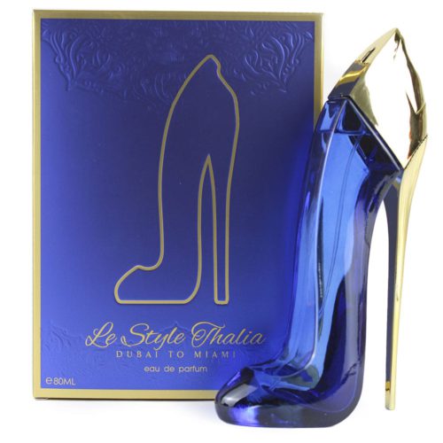 Imagen de un estuche de perfume con una caja azul oscuro con la silueta dorada de un tacón alto y el texto "Le Style Thalia Dubai to Miami", acompañado de un frasco de perfume azul a juego con forma de tacón alto.