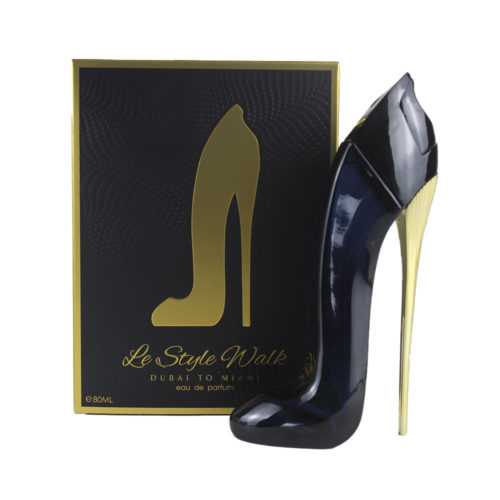 Imagen del estuche del perfume "Le Style Walk", que incluye una caja oscura y un frasco azul marino con forma de tacón alto y tacón dorado, expuestos uno junto al otro.