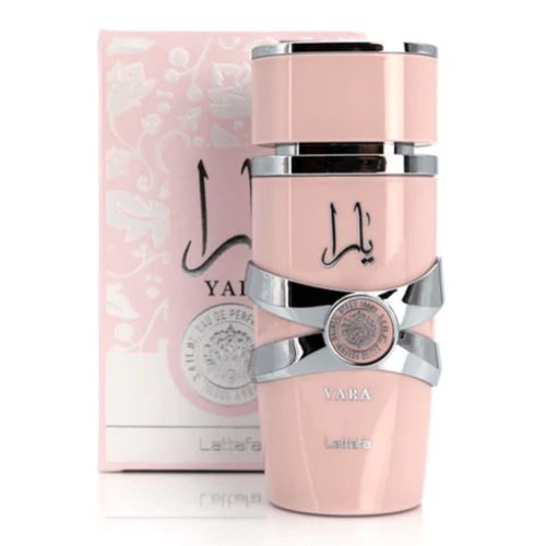 Un frasco de Yara Eau de Parfum 100ml para mujer de Lattafa, con un elegante frasco rosa con detalles plateados y un diseño ornamentado. La caja también es rosa, con intrincados motivos florales y detalles plateados.