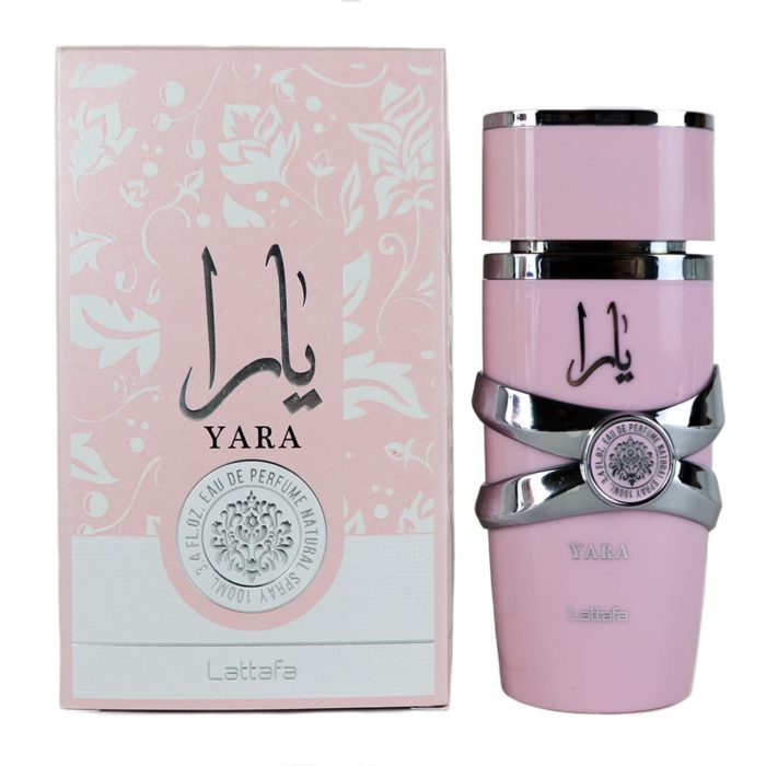 Yara Eau de Parfum de Lattafa, que presenta un frasco de perfume rosa suave de 100 ml con detalles plateados y escritura árabe, junto a una caja rosa con diseño floral a juego.