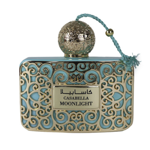 Detalle del frasco del Eau de Parfum Casabella Moonlight de Le Chameau, adornado con intrincados detalles dorados y una borla azul claro.