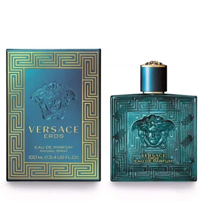 Versace Eros Eau De Parfum para hombre, con frasco azul turquesa con diseño de cabeza de Medusa y estuche a juego con detalles dorados y motivos de llaves griegas.