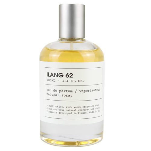ILANG 62 Eau de Parfum de Emper: frasco minimalista transparente con tapón plateado y etiqueta sencilla, que desprende una fragancia amaderada inconfundible, 100 ml.