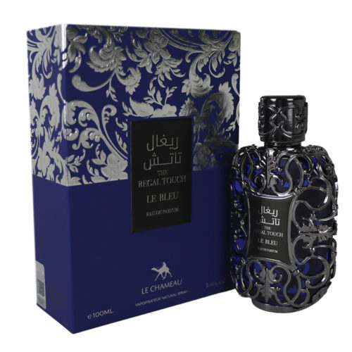 Vista frontal del Regal Touch Le Bleu Eau de Parfum de Le Chameau, con un frasco ornamental negro junto a la caja floral azul y plateada.
