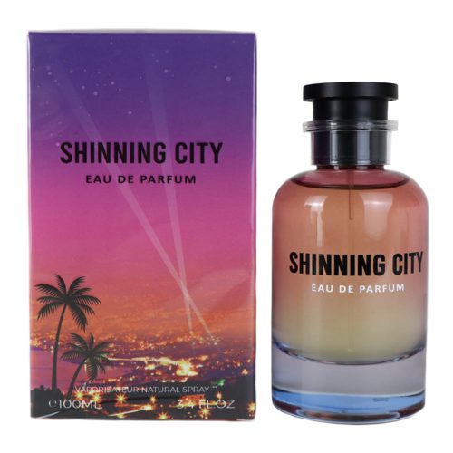 Un frasco de perfume con un degradado que va de rosa a azul, junto a un empaque vibrante que muestra un paisaje urbano al atardecer, etiquetado como "Shinning City Eau de Parfum."