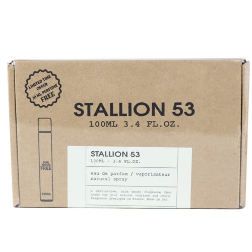 Vista frontal del envase de Stallion 53 Eau de Parfum, 100 ml, con un diseño de papel kraft, en el que figura una oferta por tiempo limitado de un perfume gratuito de 20 ml.