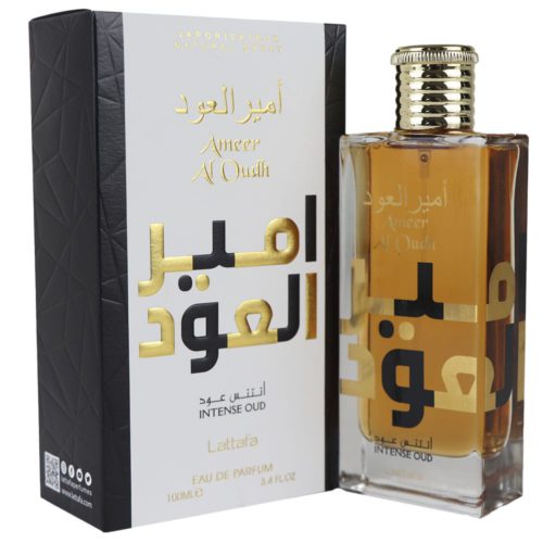 Ameer Al Oudh Intense Eau de Parfum 100ml de Lattafa, exhibido con su elegante frasco rectangular y su elegante envase blanco y negro con escritura árabe dorada.