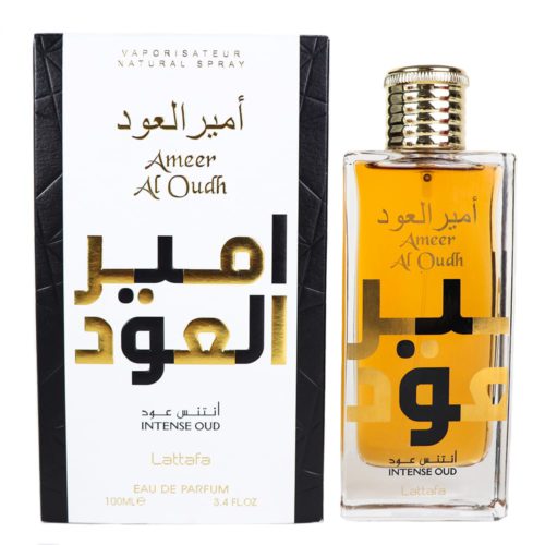 Ameer Al Oudh Intense Oud Eau de Parfum de Lattafa, con un frasco rectangular de vidrio con detalles dorados y empaque blanco y negro a juego.