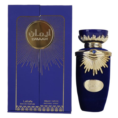 Un lujoso frasco de perfume de terciopelo azul con intrincados detalles dorados y una joya decorativa, junto a un empaque azul y dorado a juego etiquetado como "Emaan" de Lattafa.