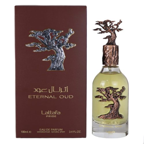 Un frasco de perfume transparente lleno de líquido dorado, con un diseño y tapa en forma de árbol esculpido en bronce, junto a un empaque marrón etiquetado como "Eternal Oud" de Lattafa Pride.