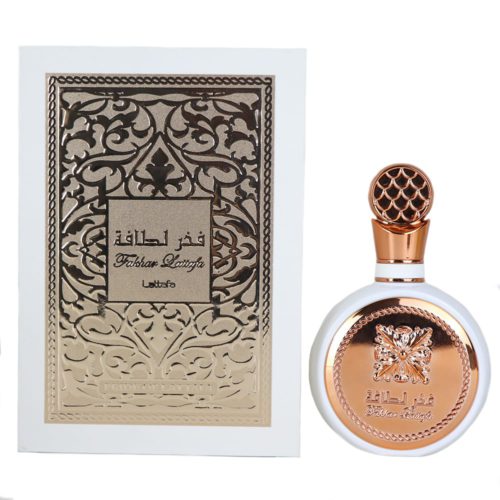 Un frasco de perfume blanco con detalles en oro rosado y diseño intrincado, junto con un empaque a juego con un elegante diseño de inspiración árabe etiquetado como "Fakhar Lattafa."