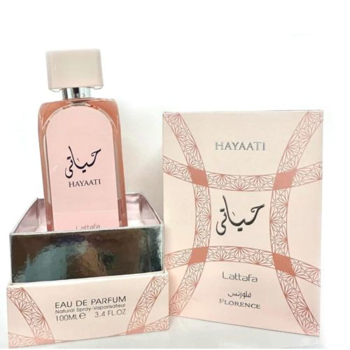 Hayaati Florence Eau de Parfum de Lattafa, frasco de 100 ml y estuche de color rosa suave con elegante escritura árabe y motivos geométricos, presentados en una caja abierta.