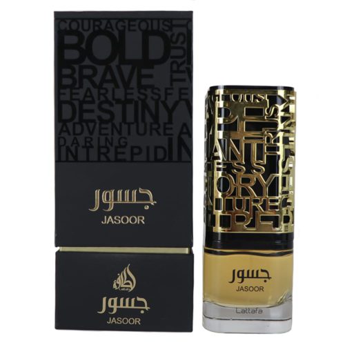 Un frasco de perfume audaz con letras geométricas doradas y una base transparente, junto a un empaque negro elegante con texto en relieve, etiquetado como "Jasoor."