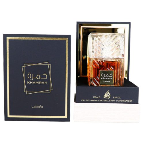 Khamrah Eau de Parfum de Lattafa, con una lujosa botella de color ámbar con detalles intrincados similares a cristal, colocada dentro de una caja negra y dorada.
