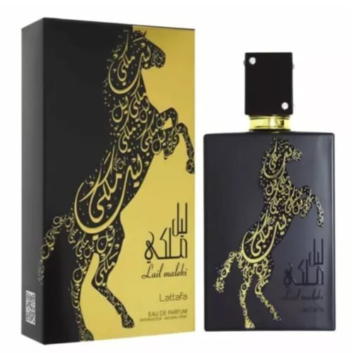 Eau de Parfum Lail Maleki de Lattafa, frasco de 100 ml. El frasco es negro con caligrafía árabe dorada en forma de caballo encabritado. El envase combina con el diseño una combinación de colores negro y dorado, con el mismo motivo caligráfico del caballo.