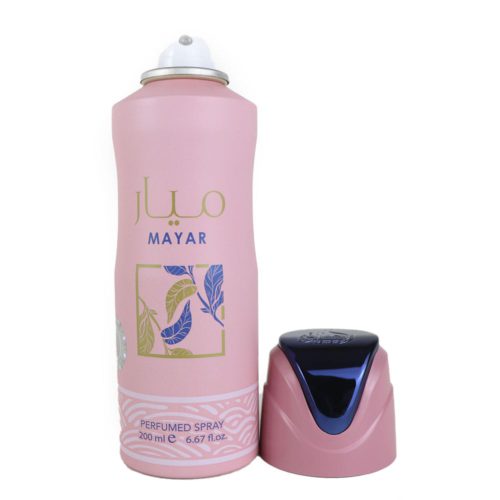 Primer plano de una botella de Mayar Perfumed Spray con la tapa azul marino retirada, revelando la boquilla para uso.