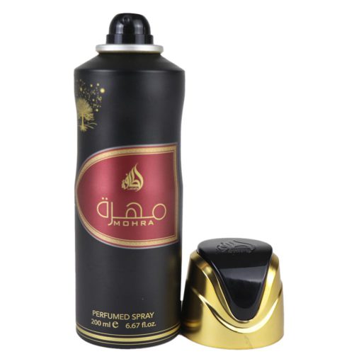 Vista frontal del spray perfumado Mohra de Lattafa, 200 ml, unisex. El frasco negro lleva una etiqueta en rojo intenso y dorado con escritura árabe, con el tapón colocado al lado.