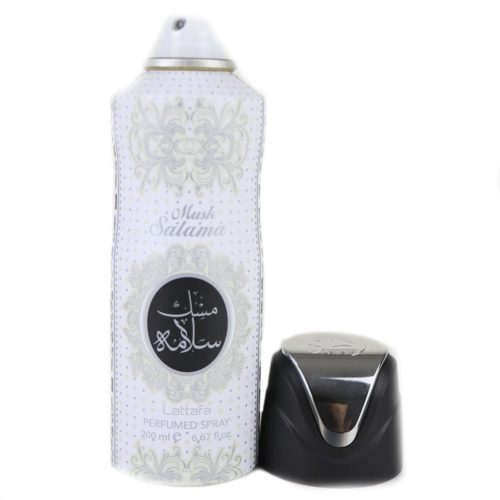 Musk Salama Perfumed Spray 200 ml de Lattafa con el tapón quitado, dejando al descubierto la boquilla pulverizadora. El frasco presenta un elegante diseño blanco y plateado con intrincados motivos y texto en árabe e inglés.