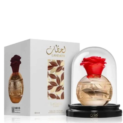 Pride Lahdath Eau de Parfum para mujer de Lattafa, frasco de 80 ml envuelto en una cúpula decorativa de cristal. El frasco tiene un diseño de hojas doradas y un tapón en forma de rosa roja. El envase presenta un diseño similar de hojas con detalles dorados.