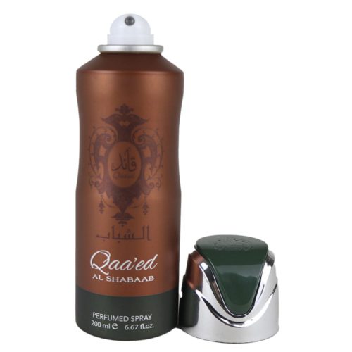Qaa'ed Al Shabaab Spray Perfumado 200 ml de Lattafa para hombre, con el tapón quitado, dejando al descubierto la boquilla del spray. El frasco presenta un diseño en bronce mate y verde oscuro con texto en árabe e inglés.