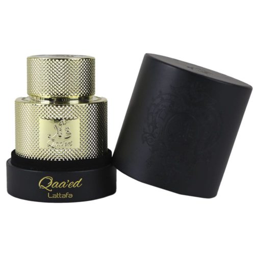 Qaa'ed Eau de Parfum 100ml de Lattafa, presentado con un frasco dorado texturizado y su envase cilíndrico negro.