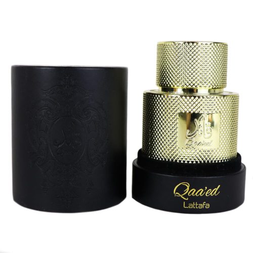 Qaa'ed Eau de Parfum de Lattafa, con un frasco dorado texturizado y un estuche cilíndrico negro con grabado a juego.