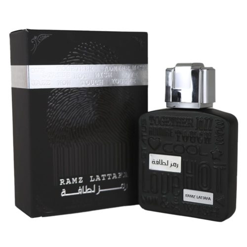 Ramz Silver Eau de Parfum de Lattafa, frasco y envase de 100 ml. El frasco negro, con texto en relieve y tapón plateado, se muestra junto al envase negro con detalles plateados.
