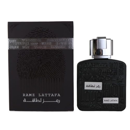 Un frasco de perfume negro mate con diseños de texto en relieve y una tapa plateada, junto a su empaque negro a juego etiquetado como "Ramz Lattafa."