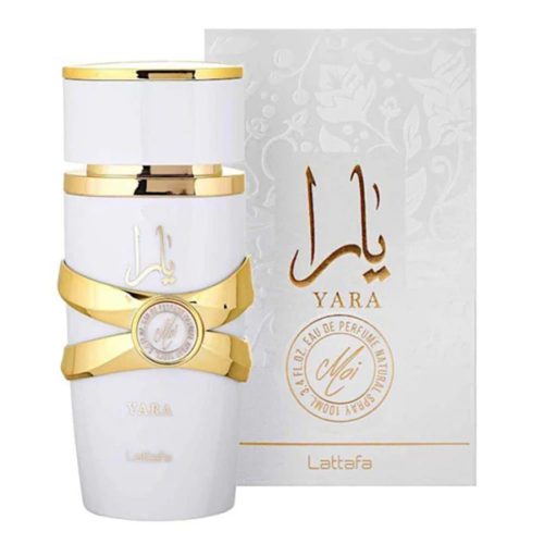 Eau de Parfum Yara Moi de Lattafa, frasco de 100 ml. El frasco es de un elegante color blanco con detalles dorados, incluida una banda dorada decorativa en el centro y el nombre «Yara» escrito en dorado. El envase es blanco con un sutil estampado floral y letras doradas a juego.