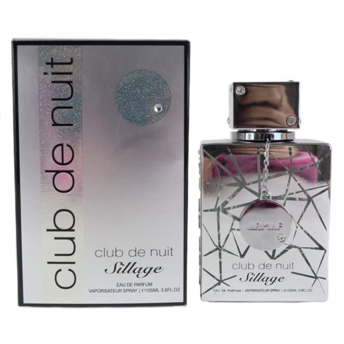 Un frasco de perfume plateado reflectante con patrones geométricos y un dije decorativo, junto a su empaque plateado a juego etiquetado como "Club de Nuit Sillage."