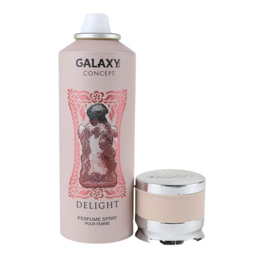 Vista trasera del spray de perfume Delight para mujer de Galaxy Concept, con información detallada del producto, ingredientes y marca en inglés y árabe sobre fondo beige.