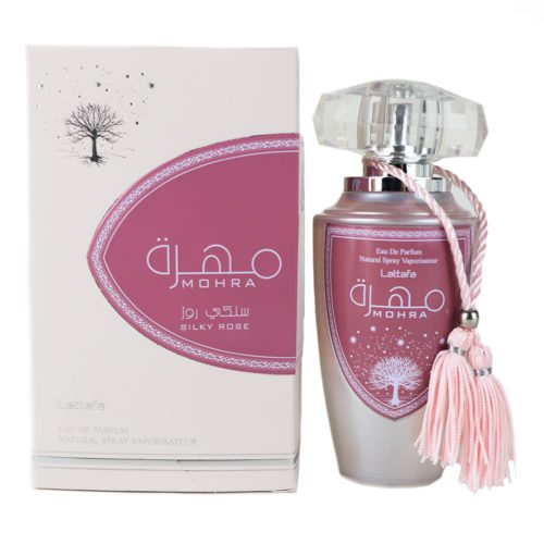Perfume Mohra Silky Rose de Lattafa con caja rosada clara y frasco a juego adornado con borlas e ilustración de árbol.