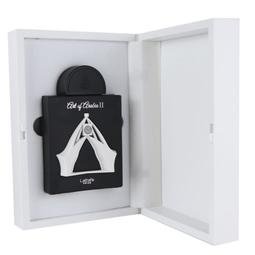 Vista de la caja abierta de Lattafa Pride Art of Arabia II Eau De Parfum, mostrando el frasco negro con detalles blancos dentro de un estuche blanco.