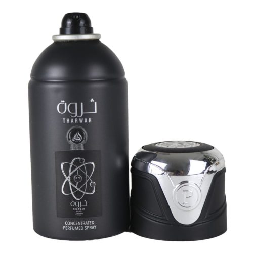 Frasco de spray perfumado concentrado Lattafa Tharwah en plata y negro, expuesto con su tapón al lado, con un gráfico de diseño atómico y la marca árabe.