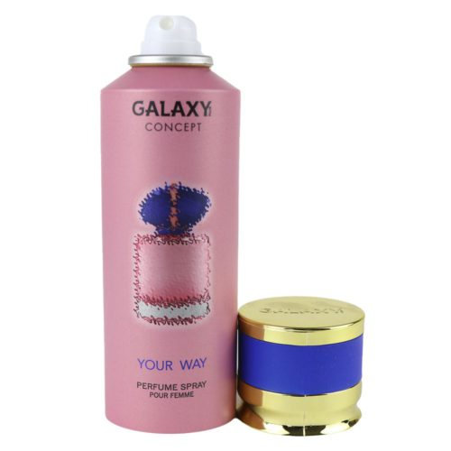 Perfume en aerosol Your Way para mujer de Galaxy Concept, mostrado con el tapón quitado para mostrar el diseño del bote rosa y los detalles azules, con la ilustración de un frasco de perfume.