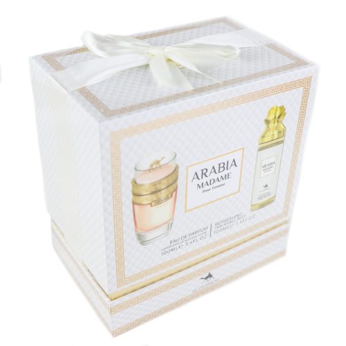 Vista angular del estuche de regalo Arabia Madame de Le Chameau, envuelto con una cinta blanca, que destaca su presentación de primera calidad y su atractivo como regalo.