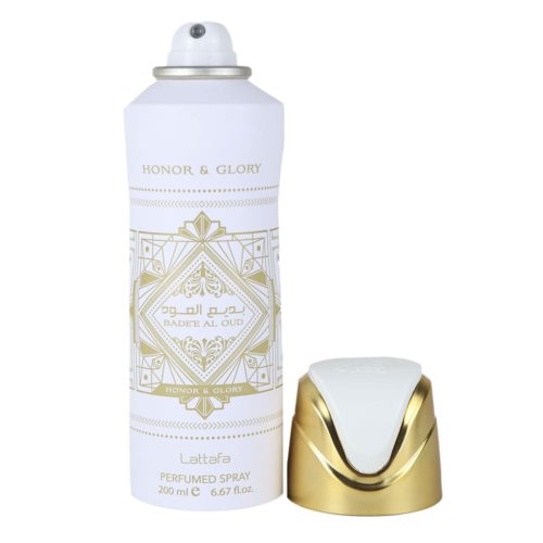 Lattafa Bade'e Al Oud Honor & Glory vaporizador perfumado, 200 ml, con un elegante diseño blanco y dorado con intrincados dibujos y el tapón que se retira para revelar la boquilla del vaporizador.