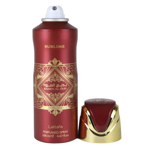 Lattafa Bade'e Al Oud Sublime spray perfumado, 200 ml, con un elegante diseño rojo y dorado, que muestra el tapón retirado para revelar la boquilla del spray.