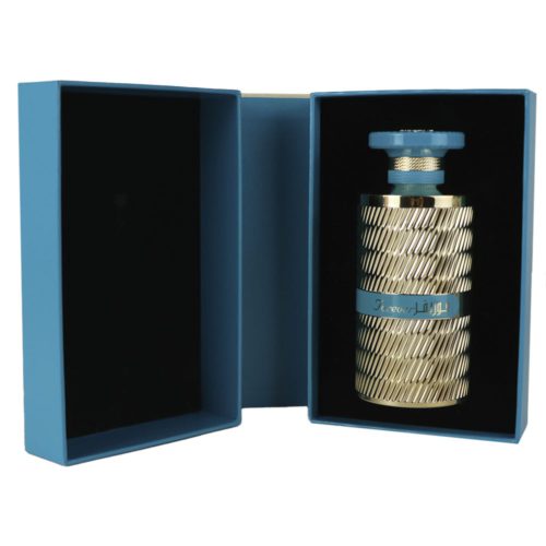 Caja de lujo abierta de Forever Gold Eau de Parfum para hombre de Ard Al Zaafaran, que revela el frasco de perfume acentuado en oro y azul asentado en un suave interior forrado en azul.